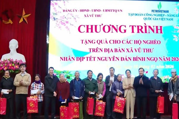 Ông Nguyễn Khắc Định, Ủy viên Ban chấp hành Trung ương Đảng, Phó Chủ tịch Quốc hội và đại diện Tập đoàn Công nghiệp - Năng lượng quốc gia Việt Nam, lãnh đạo xã Vũ Thư tặng quà các hộ nghèo.