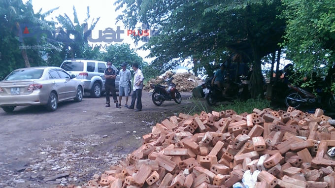 Người dân chứng kiến vụ việc.
