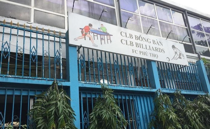 &nbsp;C&ograve;n hợp đồng HTKD số 63 ng&agrave;y 28/10/2016 giữa Trung t&acirc;m với C&ocirc;ng ty TNHH C&acirc;y Đ&agrave;o Đỏ để mở qu&aacute;n kem với diện t&iacute;ch 160 m2, cũng nằm mặt tiền đường với gi&aacute; 30 triệu đồng/th&aacute;ng , tương đương 187.500 đồng/m2/th&aacute;ng.&nbsp;