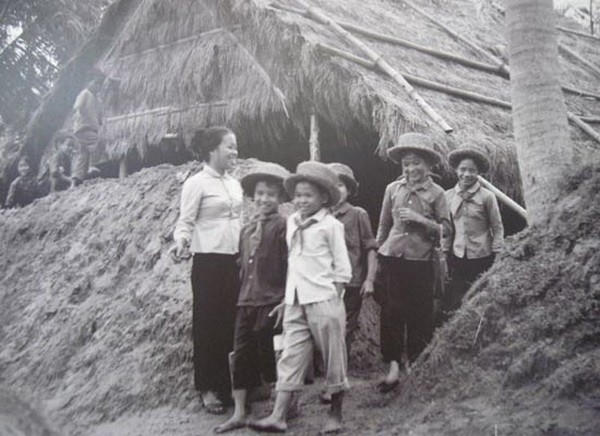 Những c&ocirc; cậu học tr&ograve; hồn nhi&ecirc;n trong s&aacute;ng đang tung tăng bước ra khỏi lớp trong giờ tan học.