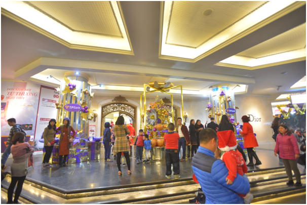 Trung tâm thương mại Tràng Tiền rực rỡ hơn với những màu sắc đặc trưng của ngày lễ Giáng sinh.