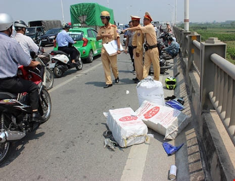 Lực lượng CSGT có mặt tại hiện trường để xử lý vụ tai nạn