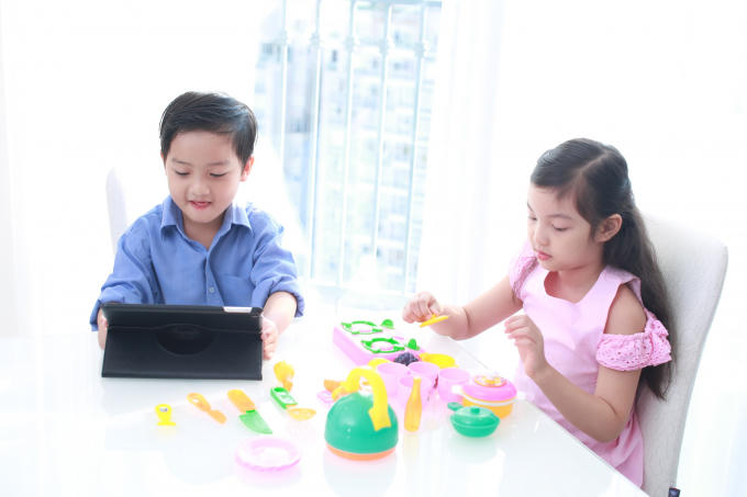 Bố không chia sẻ việc bếp núc với mẹ có thể trở thành tấm gương xấu cho con cái: con trai không biết chia sẻ việc bếp núc với người thân, con gái luôn lủi thủi trong bếp.