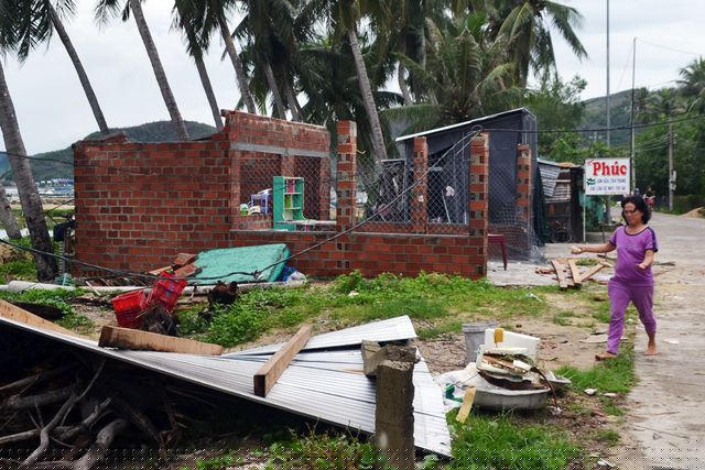 Nhiều nhà cửa của người dân bị tốc mái hư hỏng nặng