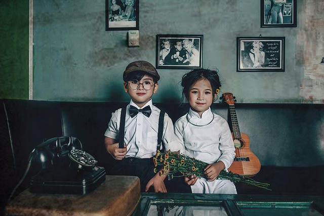 Nam thanh niên thích đội mũ bê-rê mang dáng vẻ thư sinh còn các thiếu nữ diện áo dài rộng rãi thoải mái.