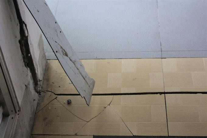 Gạch vỡ, tường nứt khiến không ai nhận ra khu dân cư này mới đưa vào sử dụng từ năm 2015