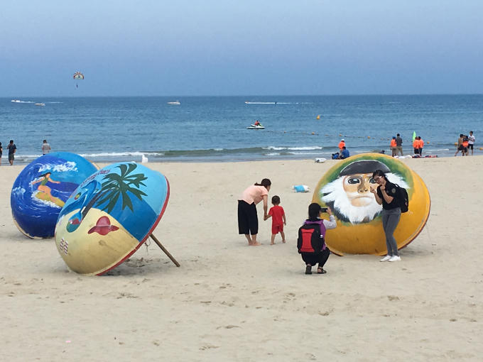 Các bạn trẻ háo hức chụp ảnh kỷ niệm tại các khu vực check-in được ban tổ chức khéo léo sắp xếp.