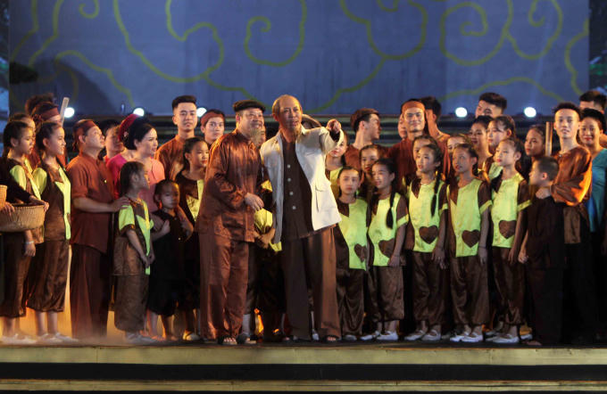 Hoạt cảnh Bác trở về thăm quê sau hơn 50 năm xa cách được tái hiện lại trên sân khấu.