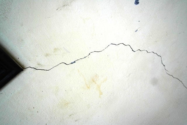 Xuất hiện rất nhiều vết nứt kiểu như thế này.