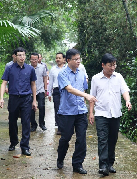 Bộ trưởng thay mặt toàn thể cán bộ nhân viên Bộ tư pháp đến nhiều gia đình hỏi người dân bị ảnh hưởng lũ lụt.