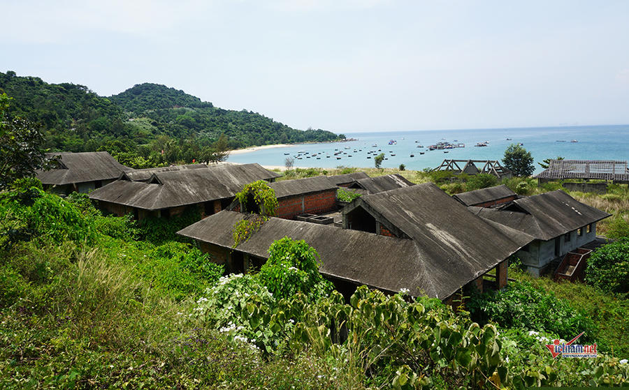 Dọc con đường phía đông bán đảo Sơn Trà là dự án Sơn Trà Resort của công ty cổ phần đầu tư Đà Nẵng Sơn Trà. Khu đất có diện tích 14ha cùng hơn 20ha mặt biển trải dài 1,3km thuộc vịnh Bãi Trẹm (bán đảo Sơn Trà, phường Thọ Quang, quận Sơn Trà), được quy hoạch là khu biệt thự, khách sạn, thể thao... nằm ngay sát biển