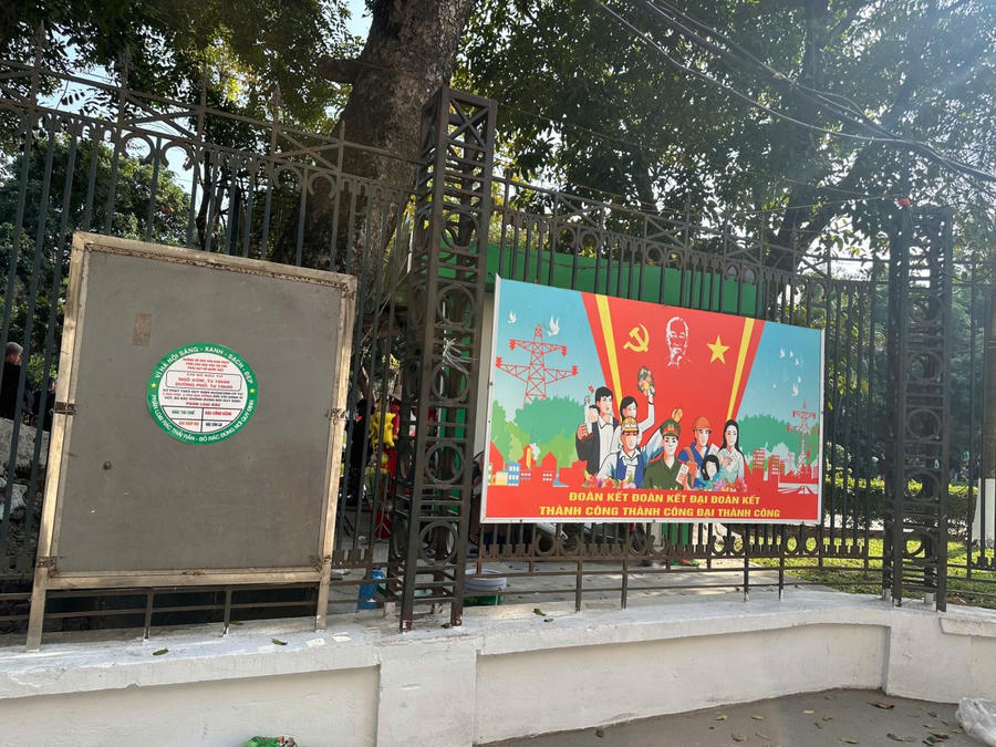 Bên cạnh các pano mừng Đảng, mừng Xuân.
