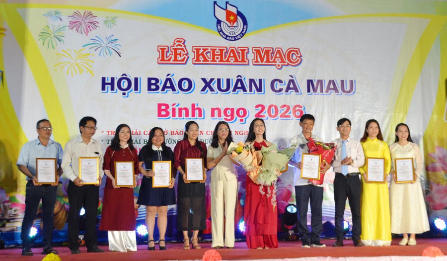 Nhà báo Nguyễn Thị Lâm Anh và Nhà báo Nguyễn Danh - Phó Giám đốc Báo và Phát thanh, Truyền hình Cà Mau trao giải cho các cá nhân, tập thể đạt giải thể loại Truyền hình.