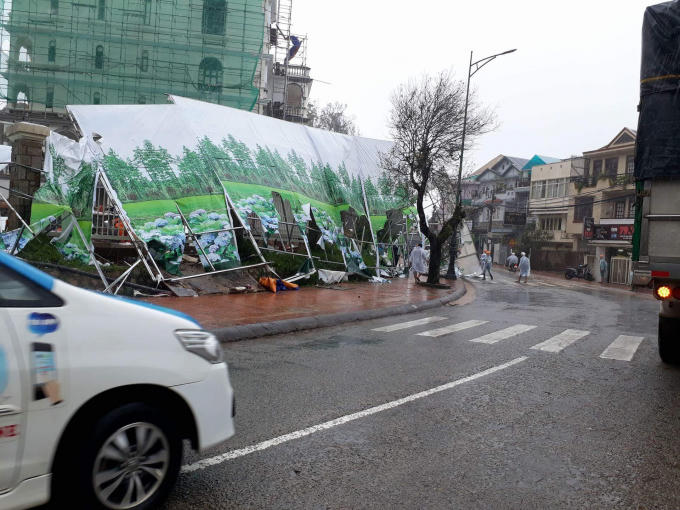 Gió lật tung những tấm chắn.