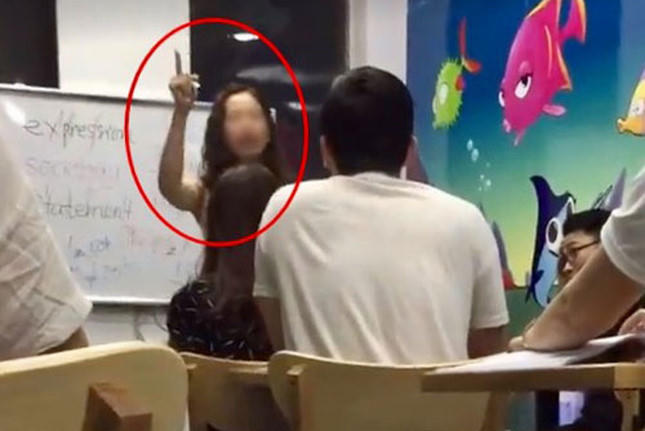 Hình ảnh cắt ra từ clip vụ việc. Ảnh: Hà Nội Mới