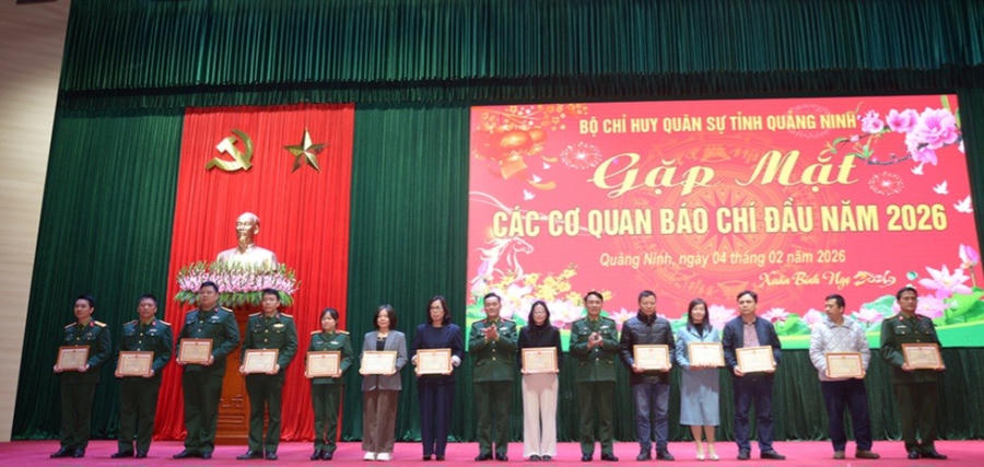 Lãnh đạo Bộ Chỉ huy Quân sự tỉnh Quảng Ninh trao thưởng các tập thể, cá nhân tiêu biểu trong công tác phối hợp tuyên truyền LLVT Quảng Ninh năm 2025. Ảnh: Nguyễn Quang.