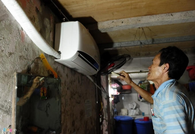 Không những thế, các phòng trọ này lắp đặt điều hoà mát rượi. Ông bảo, máy lạnh là do một "mạnh thường quân" tài trợ. Còn ông thì tự bỏ tiền mua máy nổ để khi mất điện vẫn có thể dùng quạt, thắp sáng bình thường.