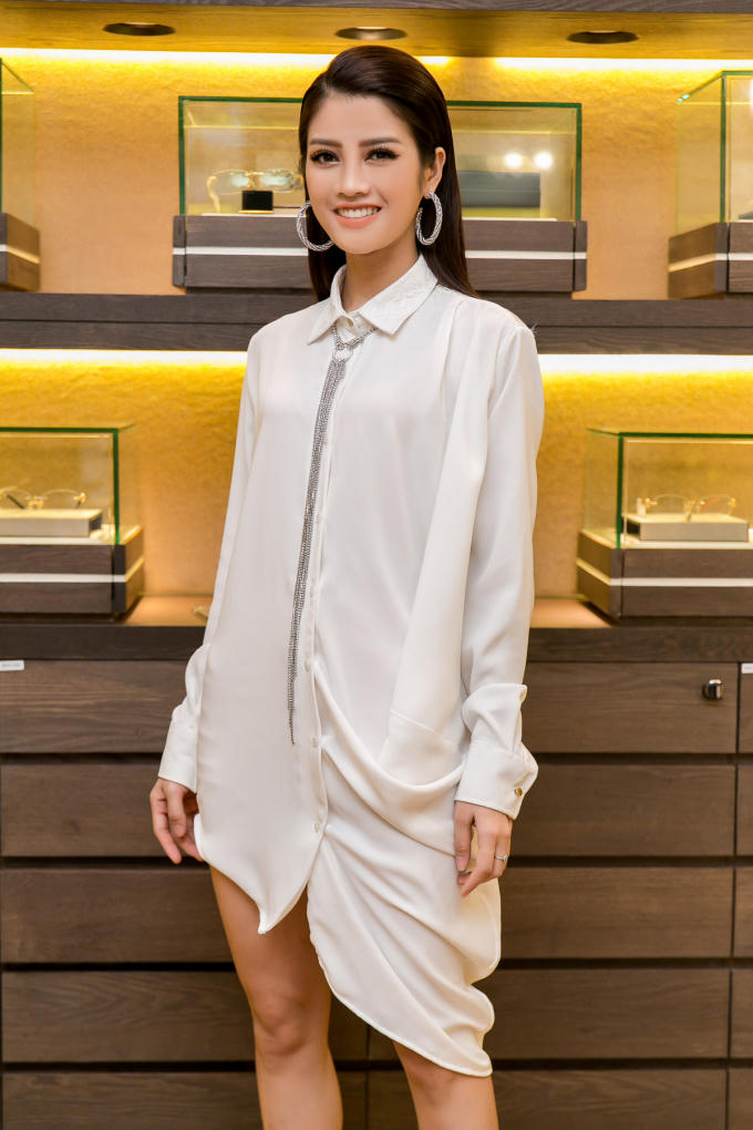 Hoa hậu H'hen Niê diện đầm xẻ tà, khoe nhan sắc quyến rũ trong màu son đỏ