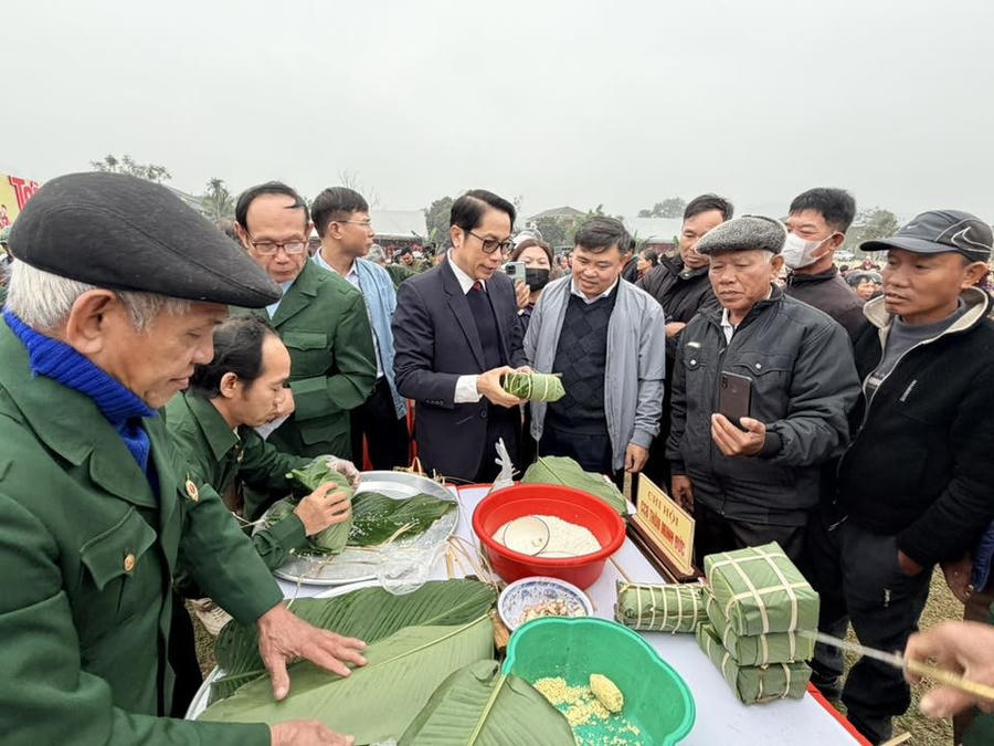 Đông đảo người dân tham dự chương trình “Chung vị Tết Việt - Gắn kết muôn miền”.