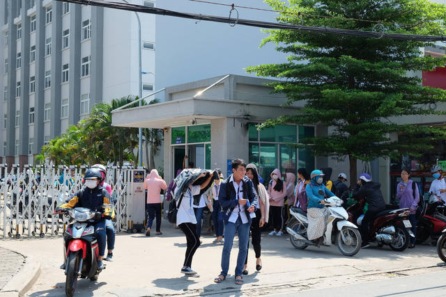 Sinh viên trường ĐH Tài chính - Marketing (TPHCM) sau giờ học.