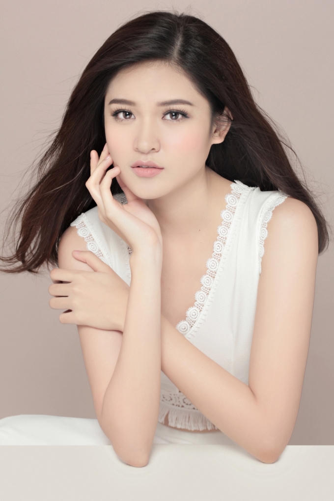 Loạt váy áo sắc trắng trở thành điểm nhấn mạnh mẽ của bộ ảnh. Thay cho những bộ váy dạ hội, kiểu cách trang điểm lộng lẫy, Thùy Dung chọn những chiếc váy màu trắng tinh khôi.