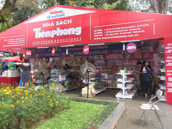 Rất đông sinh viên lựa chọn sách giảm giá tại cửa hàng sách Nhã Nam.