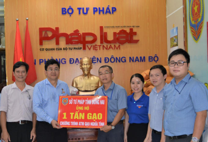 Sở Tư pháp tỉnh Đồng Nai ủng hộ 1 tấn gạo cho chương trình “ATM gạo nghĩa tình”.