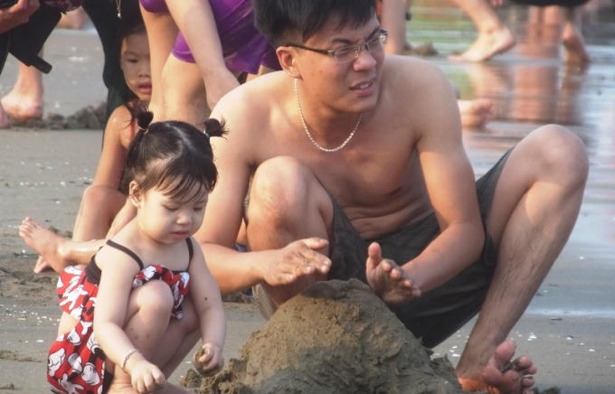 Hàng vạn người chen nhau chỗ đứng ở biển Sầm Sơn