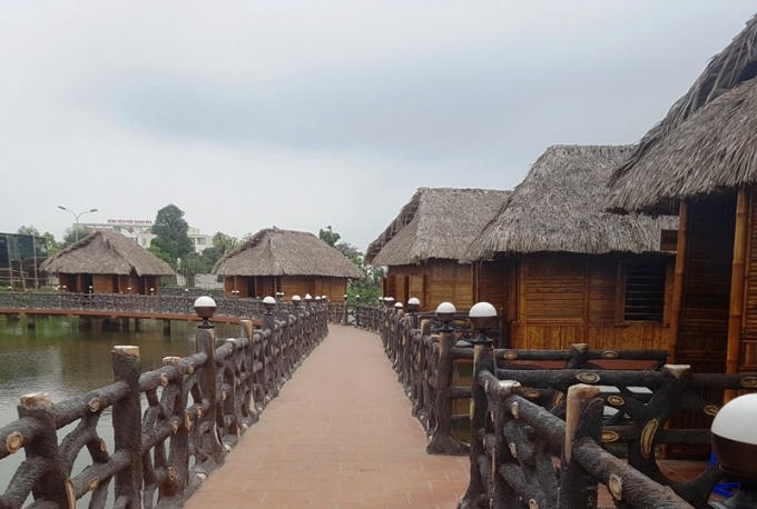 Các chòi trong khu ẩm thực đất chưa được chuyển đổi.