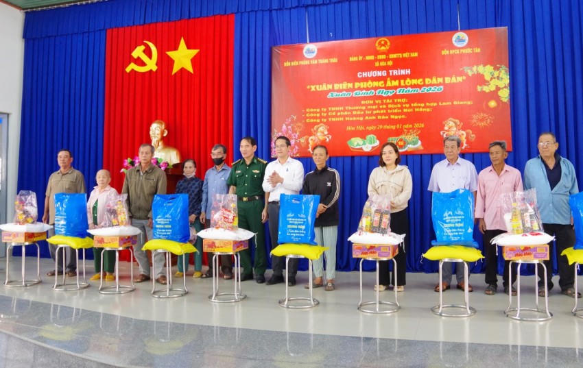 Đại tá Vũ Minh Tùng - Phó Chính ủy Ban Chỉ huy BĐBP tỉnh cùng lãnh đạo địa phương trao quà tết cho người dân