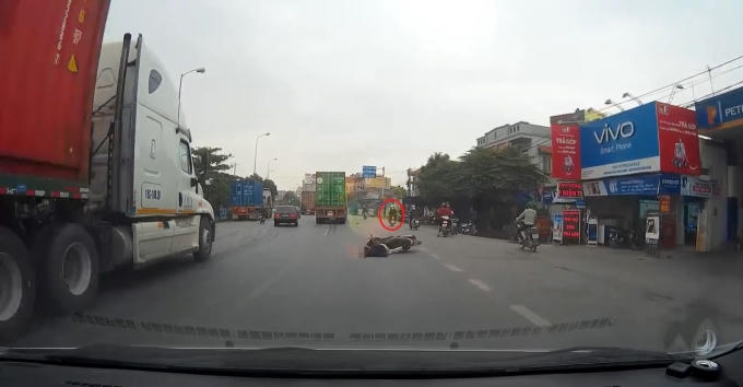 Hai người điều khiển xe máy đã bỏ đi ngay sau khi xảy ra va chạm.
