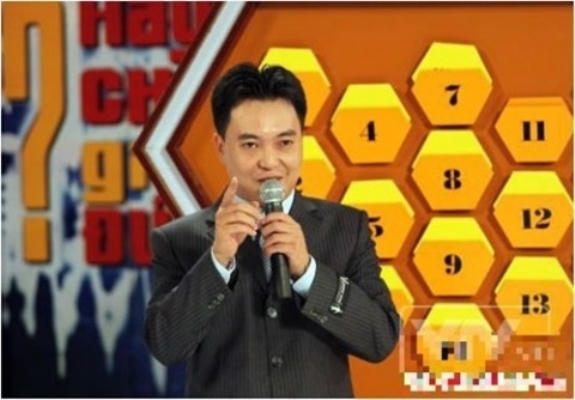 7 năm đồng hành cùng chương trình này, anh đã khiến khán giả ấn tượng với mình bởi lối dẫn siêu hài hước.