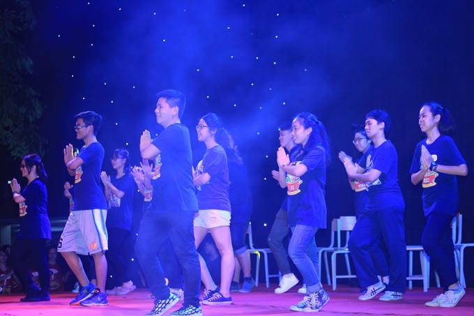 Đây là lần cuối các "Amser" cuối cấp được đứng bên nhau dưới mái trường chuyên Hà Nội Amsterdam, nên ai ai cũng cháy hết mình cho thành công của tiết mục mà cả tập thể lớp mình đã tâm huyết.