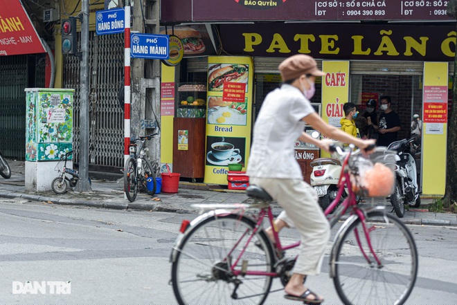 Ngược dòng lịch sử, phố Hàng Bông xưa nằm trên đất các thôn Kim Bát thượng, Kim Bát hạ, tổng Tiền Túc; Thương Môn Đông hạ, Yên Trung hạ, tổng Tiền Nghiêm, huyện Thọ Xương cũ. Thời Pháp thuộc phố có tên là gọi là
