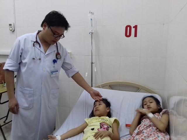 Các em bị ngộ độc do ăn quả ngô đồng được bác sĩ theo dõi đặc biệt. (Ảnh: Sức khỏe đời sống)