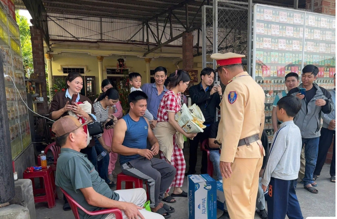 Cảnh sát giao thông hỗ trợ nước uống, ổn định tâm lý hành khách (Ảnh: Cảnh sát giao thông thành phố Huế).