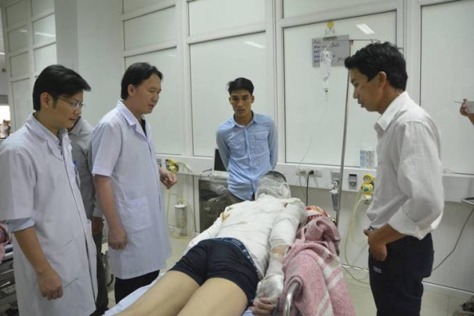Một bệnh nhân nữ bị nặng đang được theo dõi tại BVHNĐK Nghệ An.                                                                                                                                                                                                                                          Các bệnh nhân được cấp cứu tại BV115 Nghệ An.                    BGDDBV115 Nghệ An đang lấy thông tin về các bệnh nhân.                    Bệnh nhân Lương Thị Tính được ghi lại và theo dõi.