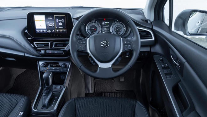 So với đời cũ, khoang nội thất của S-Cross 2022 được nâng cấp đáng kể, mang tông màu đen chủ đạo với điểm nhấn là màn hình thông tin giải trí đặt nổi trên mặt táp-lô.