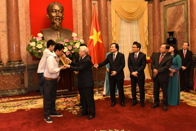 Tổng Bí thư, Chủ tịch nước Nguyễn Phú Trọng tặng ảnh Bác Hồ cho các cháu học sinh, sinh viên tiêu biểu, xuất sắc.