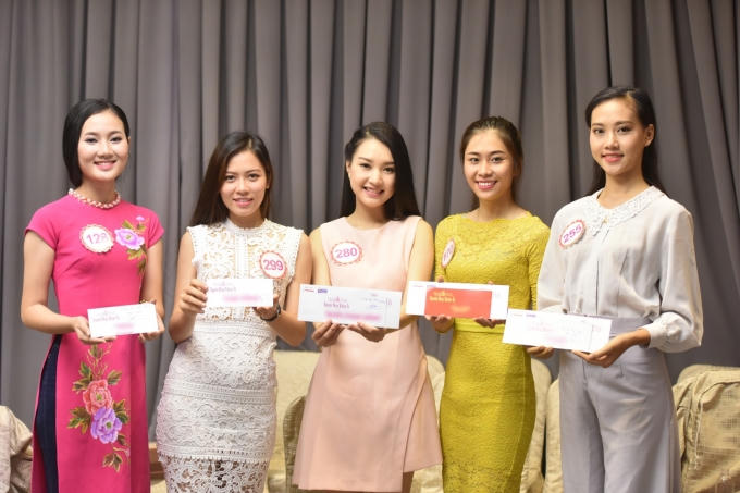 Các thí sinh bốc thăm.