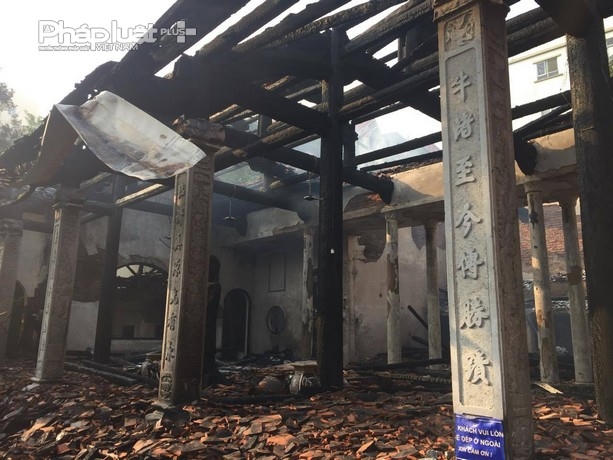 Những cây cột gỗ lớn trong đền cũng bị cháy đen.