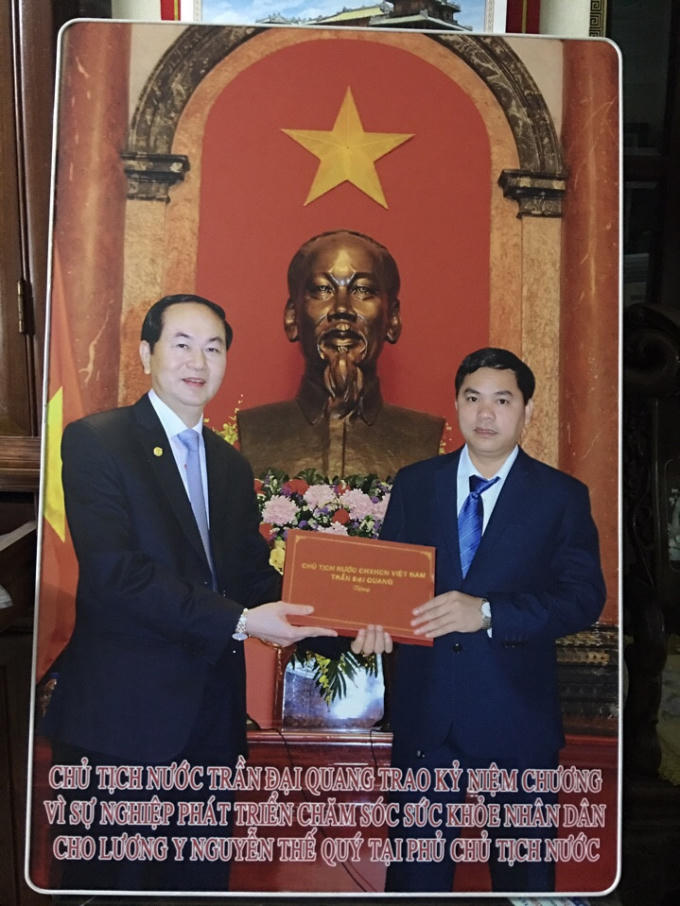 Chủ tịch nước Trần Đại Quang trao kỷ niệm chương cho lương y Nguyễn Thế Quý.