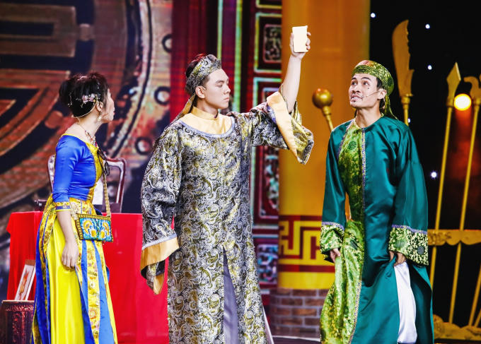 Thót tim kiều nữ Làng Hài Mở Hội nhai than, nuốt kiếm mưu sinh