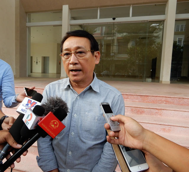 Ông Huỳnh Tấn Vinh trả lời báo chí sau buổi làm việc với Tổng cục du lịch về quy hoạch Sơn Trà vào chiều 11/5