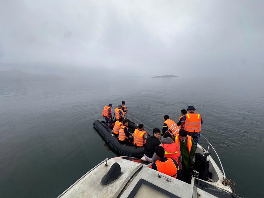 Cán bộ, chiến sĩ Công an và Quân đội triển khai lặn tìm kiếm các nạn nhân trong vụ tại nạn đường thủy tại hồ Thác Bà. (Ảnh: Bộ Công an)