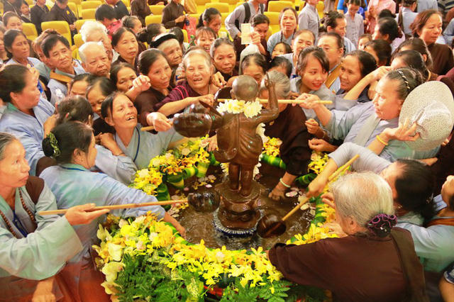 Nhiều người khi vào được đến nơi tắm Phật cũng phải giành giật nhau từng chiếc gáo để múc nước tắm Phật. Có người tắm Phật xong đã dùng những chiếc chai múc nước dưới chậu tắm để đưa về với hy vọng gặp điều may mắn.