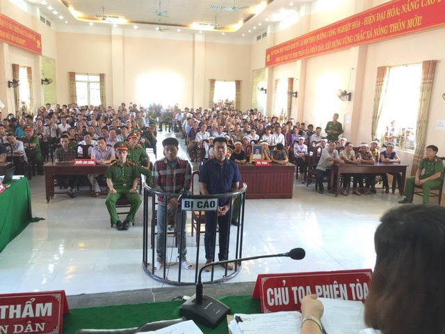 Hai bị cáo trước vành móng ngựa. (Ảnh: báo Dân trí)