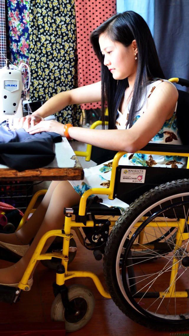 T&igrave;nh y&ecirc;u c&ocirc; thợ may 19 năm ngồi xe lăn: 'Anh ấy vệ sinh c&aacute; nh&acirc;n cho em'