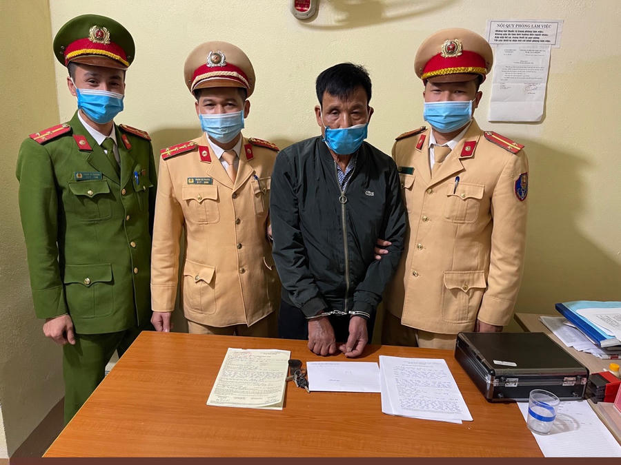 Đối tượng Nguyễn Văn Từ (áo đen) tại