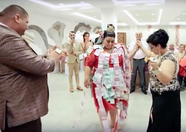 Trong một phần nghi lễ đặc biệt của đám cưới, cô dâu còn được dán những tờ tiền 500 Euro lên khắp người để cầu may. (Ảnh: Dailymail)